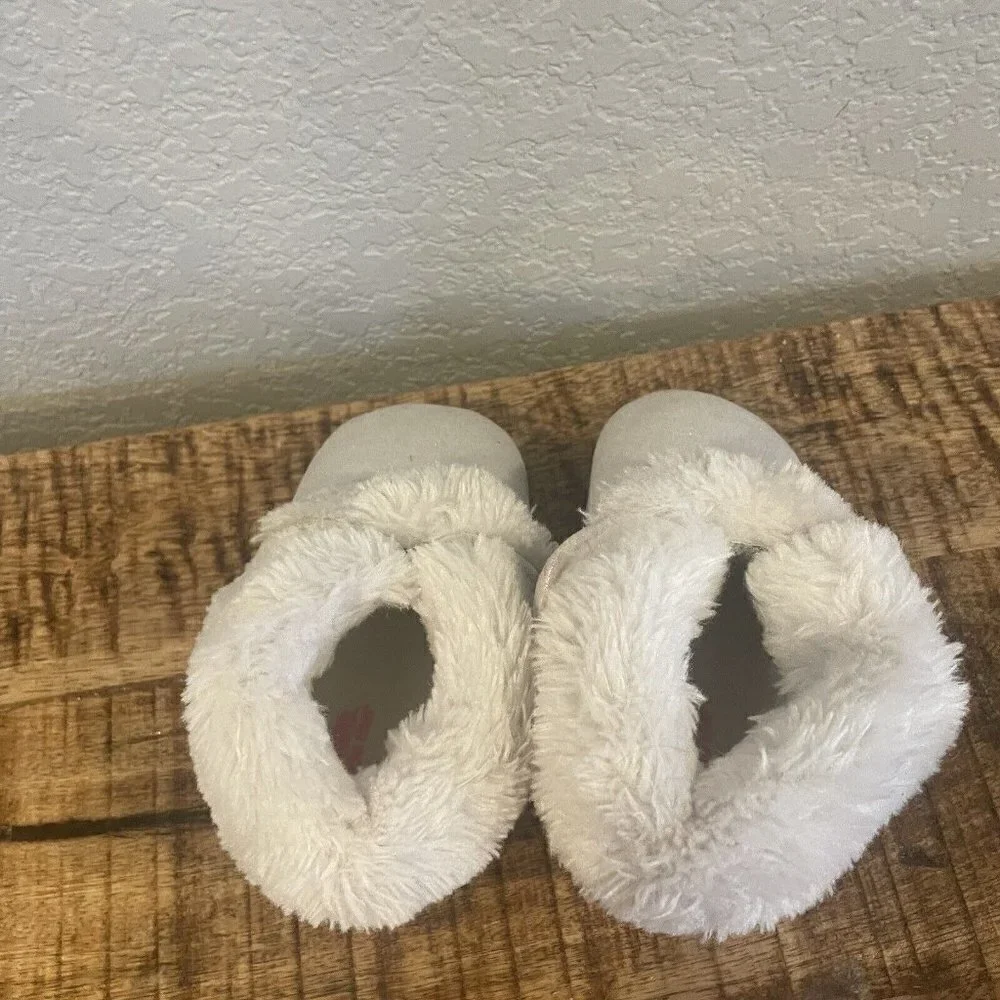 Surprize Stride Rite White Sparkle Faux Fur Booties 12-18 M Christmas Moccasin